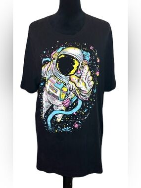 (No Brand) Astronaut Colorful Graphic Tee: Best for Size XL